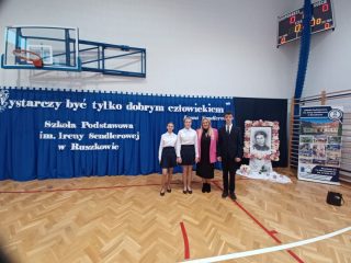 Uroczystość nadania imienia szkole Podstawowej w Ruszkowie. - galeria - miniatura